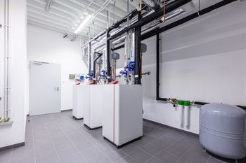 Raum mit Wärmepumpen in einem Geschäftsgebäude