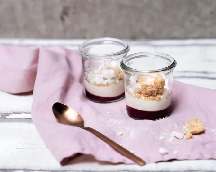 Himbeer-Schnee-Dessert im Glas
