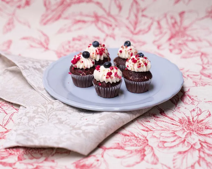 Schoko Beeren Cupcakes mit Fruchtkern