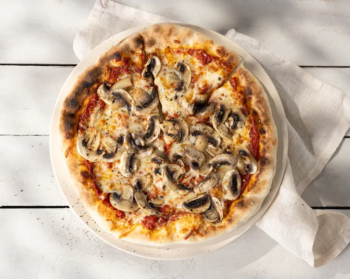 Pizza Funghi / Champignon Pizza mit Mozzarella