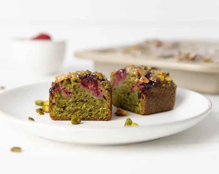 Matcha Bites / Mini-Kuchen mit Himbeeren und Pistazien
