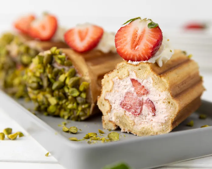 Erdbeer-Waffel-Rollen / schnelle Biskuitröllchen