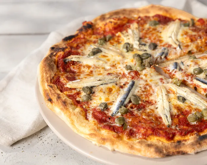 Pizza Napoli / mit Sardellen und Kapern