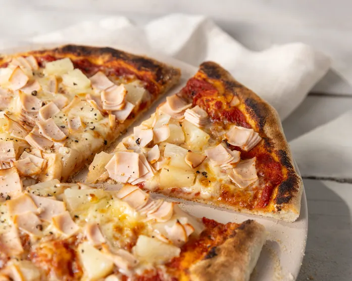 Pizza Hawaii / mit Putenschinken und Ananas