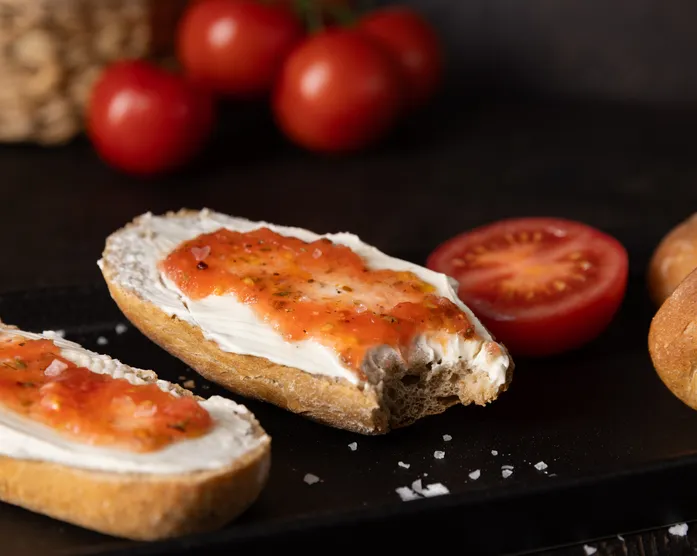 Mini-Baguettes / mit Tomaten-Aufstrich