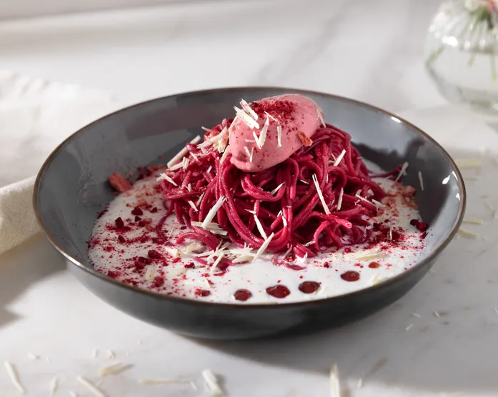 Spaghettieis Dessert / süße rosa Nudeln / Valentinstag-Dessert