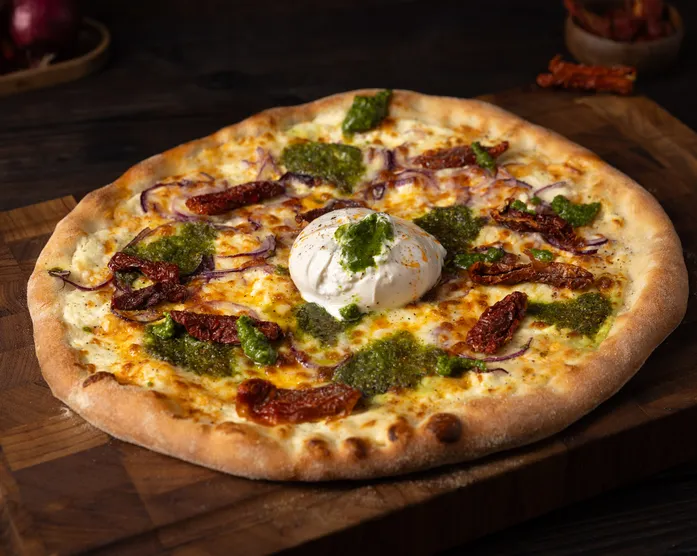 Pizza Bianca mit Pistazien-Pesto und Burrata