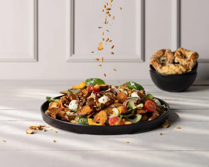 Sommerlicher Brezelsalat / mit Aprikosen und Mozzarella