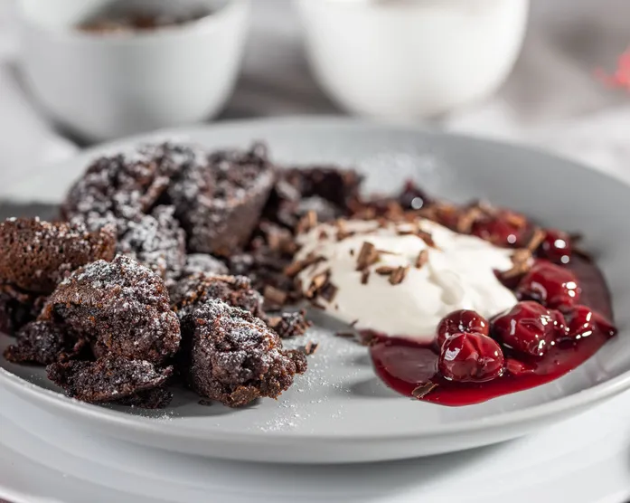 Schokoladen Kaiserschmarrn mit Kirschen