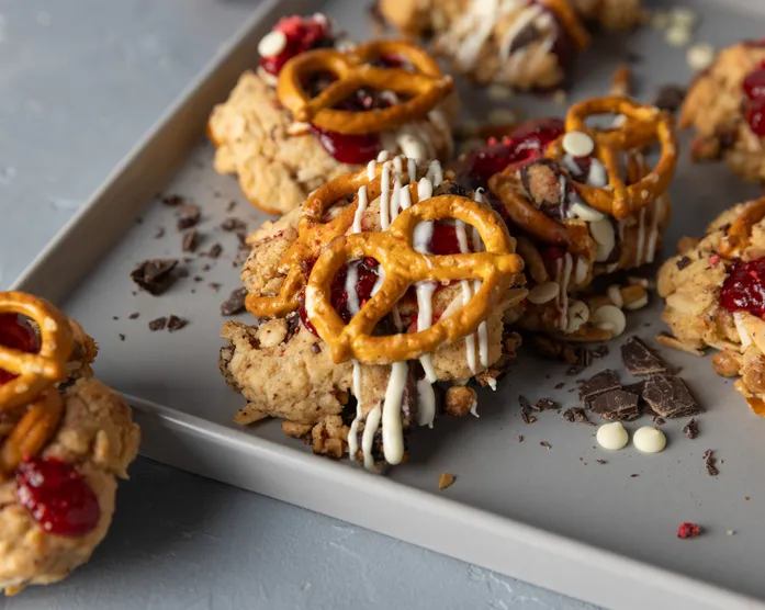 Erdbeer-Brezel-Cookies / mit Schokolade und Mandeln