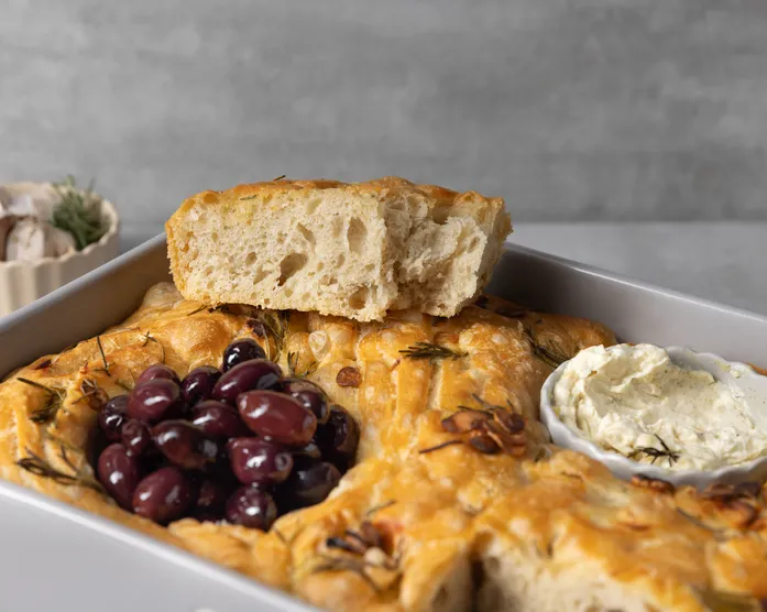 Focaccia mit Rosmarin und Knoblauch-Dip