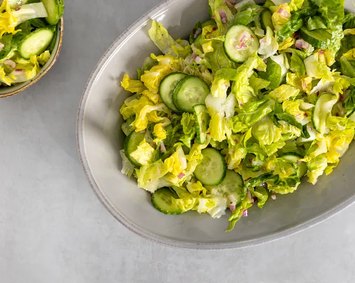 Knackiger Gurken-Romana-Salat / mit schnellem Dressing