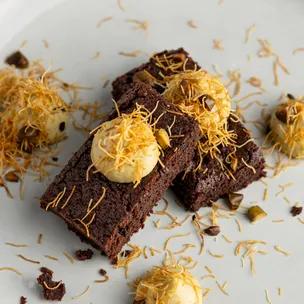 Fudgy Brownie Bites / mit Pistaziencreme und Kadayif-Crunch