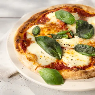 Pizza Margherita / mit Mozzarella und Basilikum