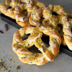 Plätzchen-Brezeln mit Schoko-Pistazien-Füllung