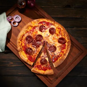 Sucuk-Pizza / mit Zwiebeln