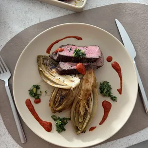 Reverse-Seared Rumpsteak mit Chicorée, Rote Bete und Kartoffeln / Dinner Date