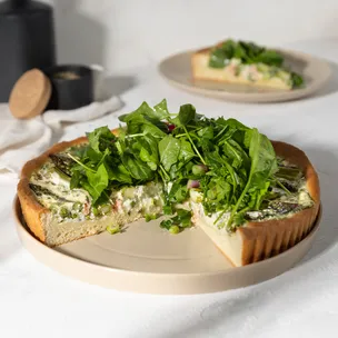 Spargel-Lachs-Quiche / herzhafte Tarte mit Spinat-Salat