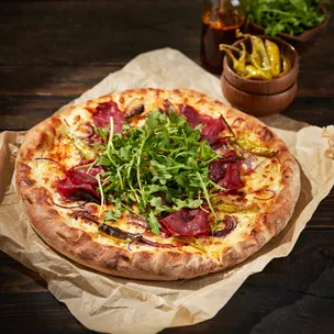 Pizza Bianca mit Pastirma und Rucola