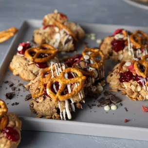 Erdbeer-Brezel-Cookies / mit Schokolade und Mandeln