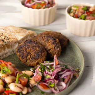Köfte-Teller / mit Fladenbrot und Salaten