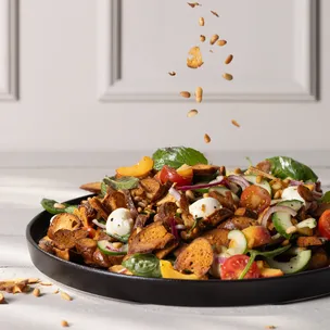 Sommerlicher Brezelsalat / mit Aprikosen und Mozzarella