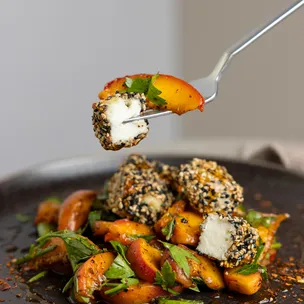 Halloumi-Sesam-Bites auf gegrilltem Pfirsichsalat / mit Chiliöl-Honig