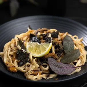 Nudeln mit Salbei / selbstgemachte Salbei-Nuss-Pasta