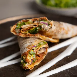 Mini-Lahmacun / mit Sumak-Zwiebeln und Zitronenjoghurt