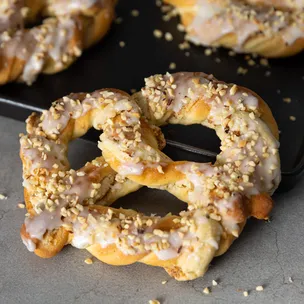 Plätzchen-Brezeln mit Haselnuss-Füllung
