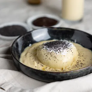 Germknödel / mit Pflaumenfüllung, Vanillesoße und Mohn