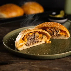 XXL Poğaça Cheeseburger / gefüllter Burger mit karamellisierten Zwiebeln