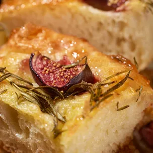 Focaccia mit Feigen / Käseplatte