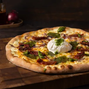 Pizza Bianca mit Pistazien-Pesto und Burrata