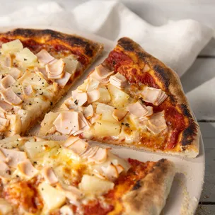 Pizza Hawaii / mit Putenschinken und Ananas