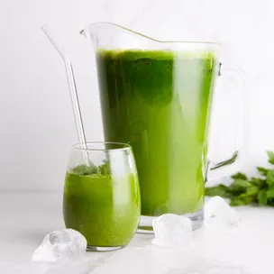 Sellerie-Ananas-Saft / aus dem Slow Juicer