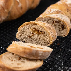 Dinkel-Wurzelbrote mit Röstzwiebeln / rustikales Zwiebelbrot