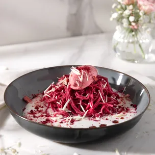 Spaghettieis Dessert / süße rosa Nudeln / Valentinstag-Dessert