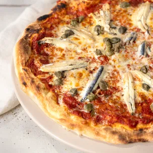 Pizza Napoli / mit Sardellen und Kapern