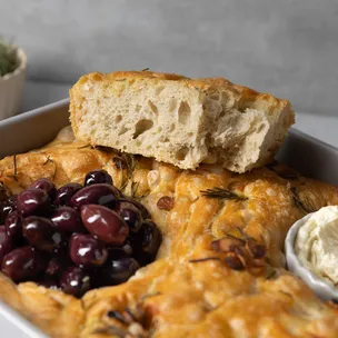 Focaccia mit Rosmarin und Knoblauch-Dip