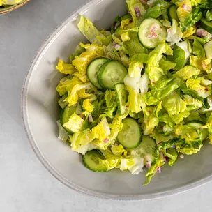 Knackiger Gurken-Romana-Salat / mit schnellem Dressing