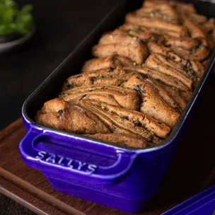 Roggen-Zupfbrot mit Kräuterbutter / aus der Gusseisenform
