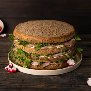 Roastbeef Brottorte mit Paprika-Frischkäse