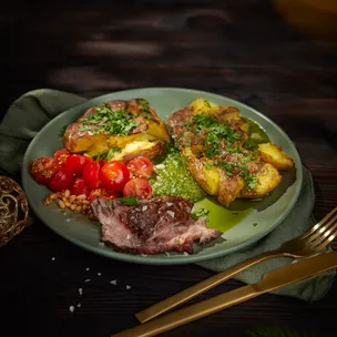 Roastbeef mit Smashed Potatoes, gerösteten Tomaten und Salat-Pesto / Sandras Hauptgang