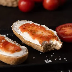 Mini-Baguettes / mit Tomaten-Aufstrich