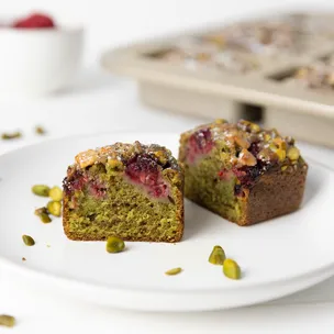 Matcha Bites / Mini-Kuchen mit Himbeeren und Pistazien