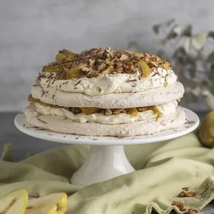 Dacquoise Baiser Torte mit Birnen