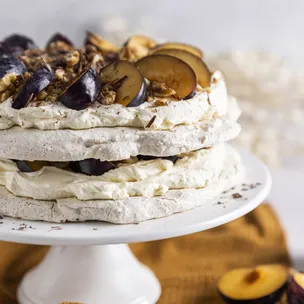 Dacquoise Baiser Torte mit Pflaumen