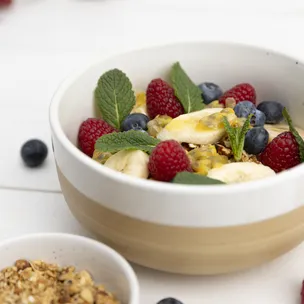 Frühstücksbowl mit Granola, Skyr und Früchten