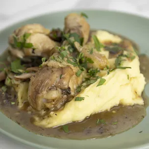 Hähnchenkeulen mit Kartoffelstampf und Champignonsoße